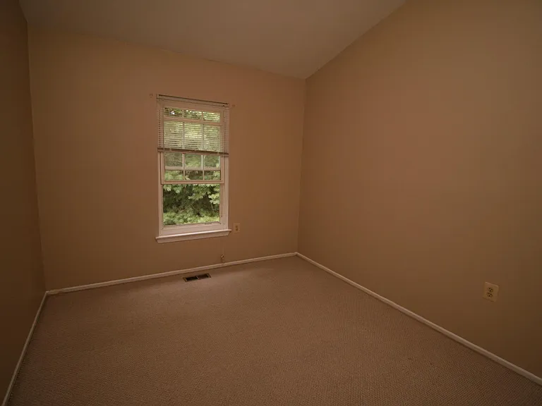 512 Suffield Dr — Photo 16