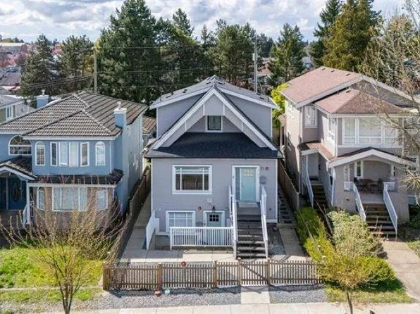 3128 Kings Ave, Vancouver, BC V5R 4T4