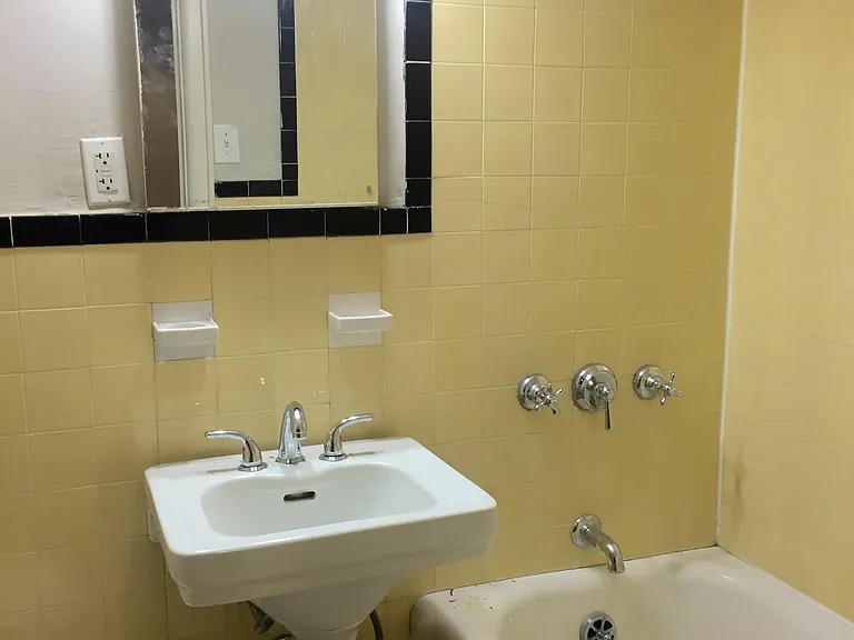Grosvenor Arms Apartments — Photo 16