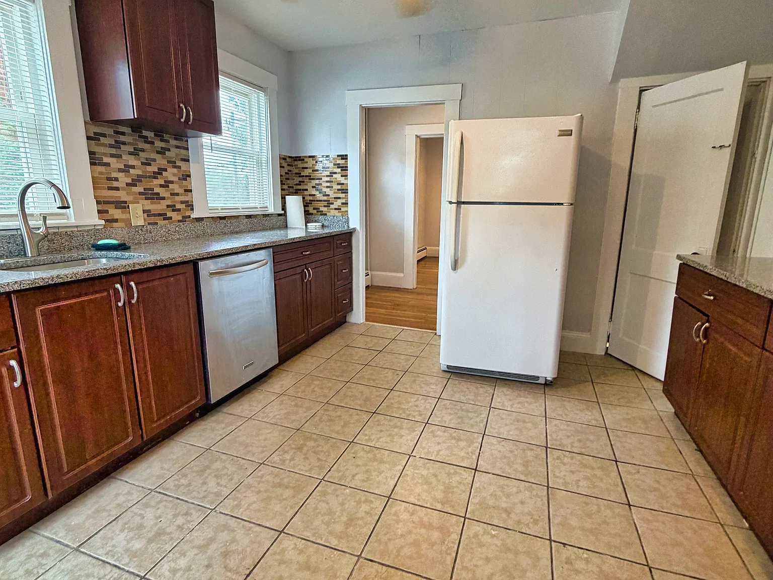3 bed, 1200 sqft, $3,750 — Photo 2