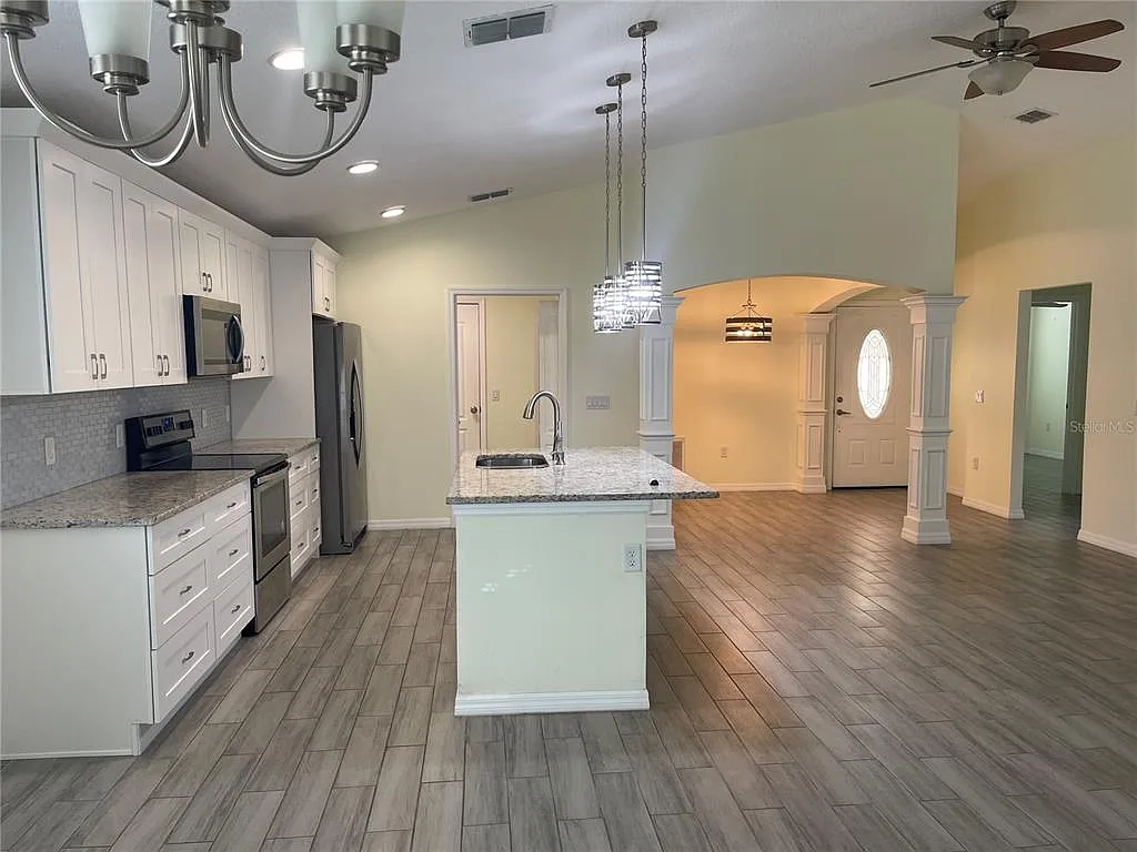 3 bed, 2.0 bath, 1516 sqft, $2,299 — Photo 3