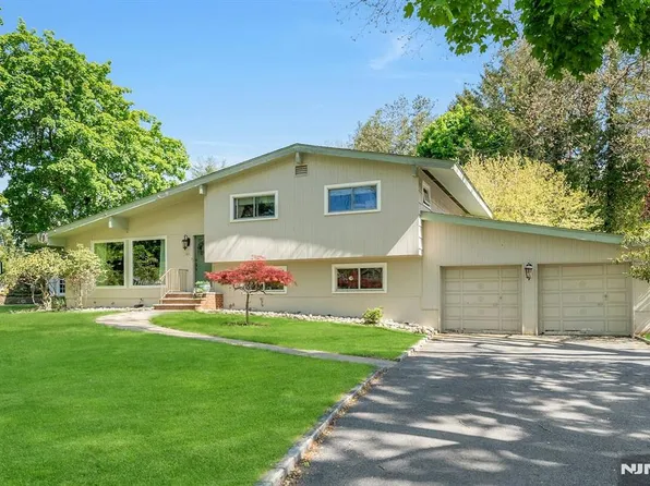 60 Oak St, Harrington Park, NJ 07640