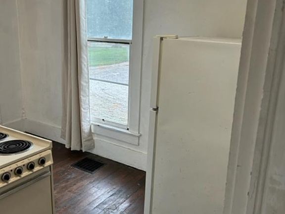 2nd image of 505 E Hanna St #2