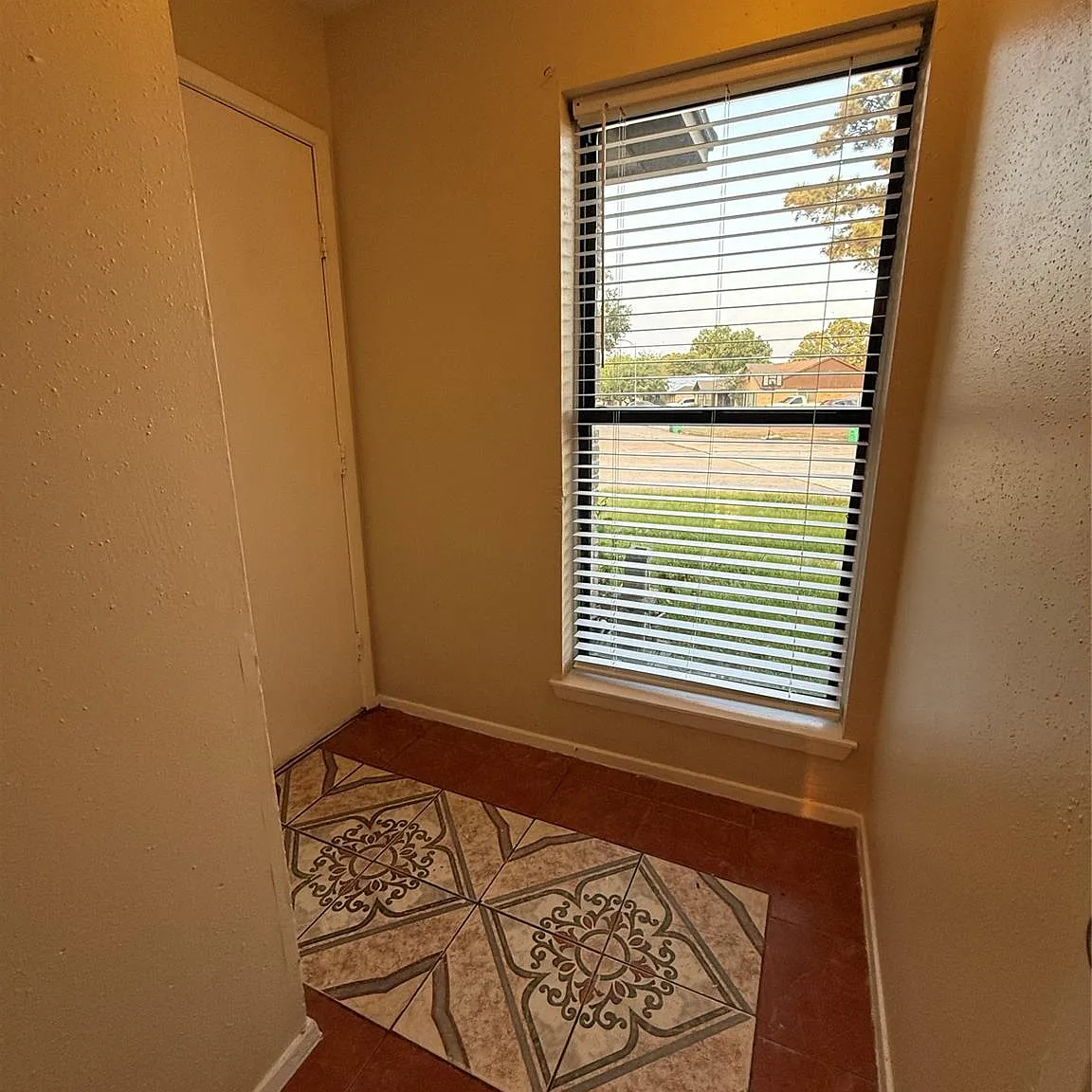 3 bed, 2.0 bath, 1236 sqft, $1,450 — Photo 2