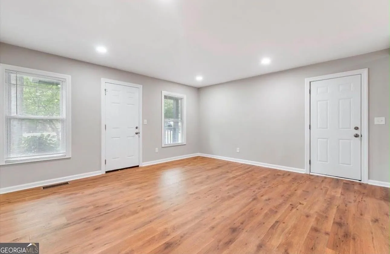 3 bed, 1250 sqft, $850 — Photo 2