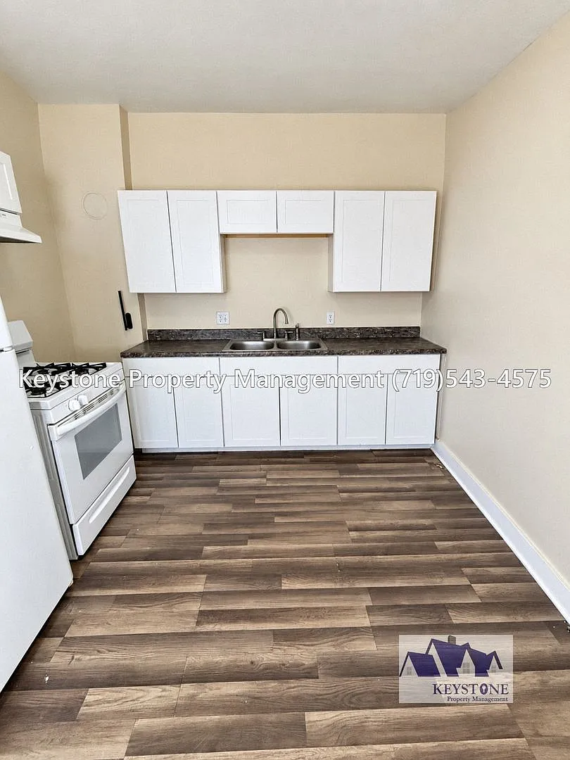 $400 OFF Special! Small Dog Allowed! 1 Bedroom/1 Bathroom/1 Car Garage for Storage $800/$800 — Photo 3