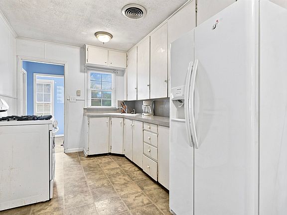 4th image of 809 Schriever St