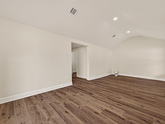 3rd image of 915 W Lewis St