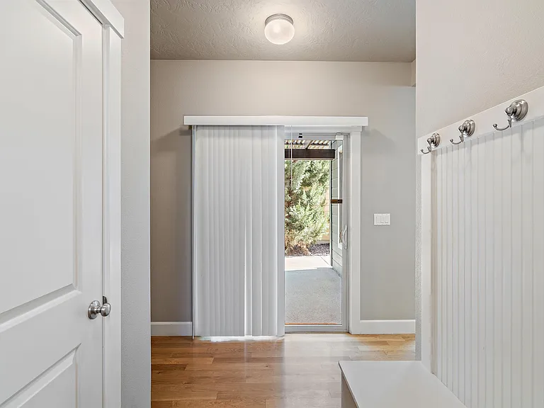470 W Peck St — Photo 8