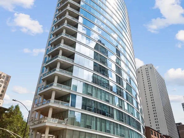 30 W Oak St APT 5E, Chicago, IL 60610