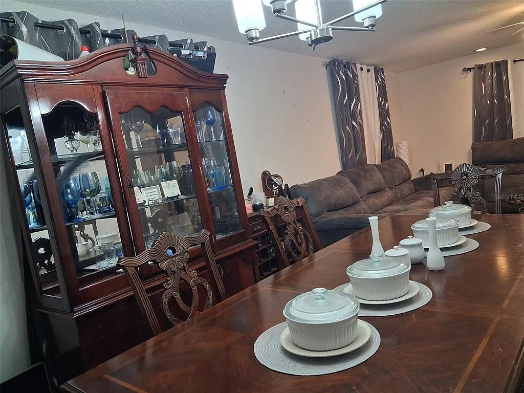 3 bed, 2.0 bath, 2403 sqft, $2,450 — Photo 4