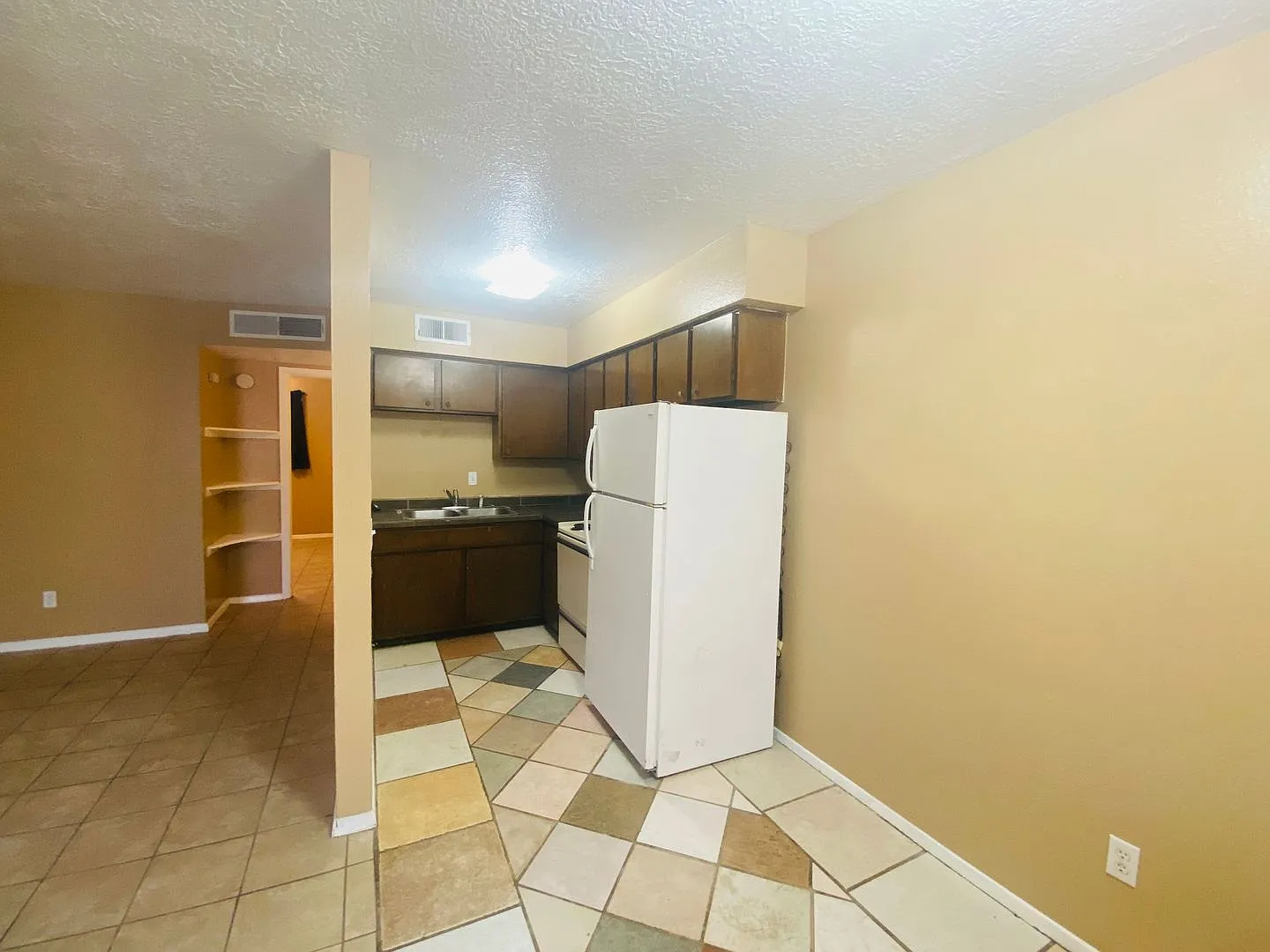 1 Bedroom 1 bath unit available now! — Photo 4