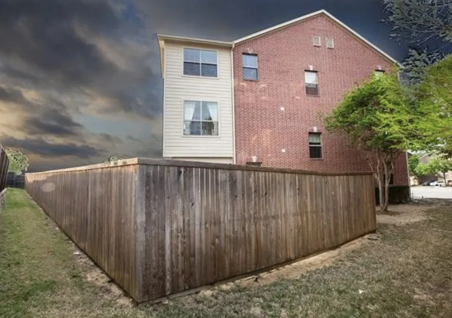 Beautifully Furnished 2400 sq ft townhome with jacuzzi — Photo 2
