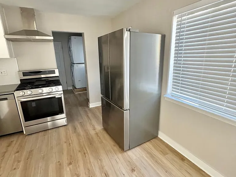 527 Hyde Park Blvd — Photo 20