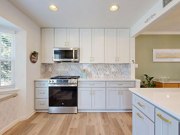 5th image of 10016 Park Woods Ln