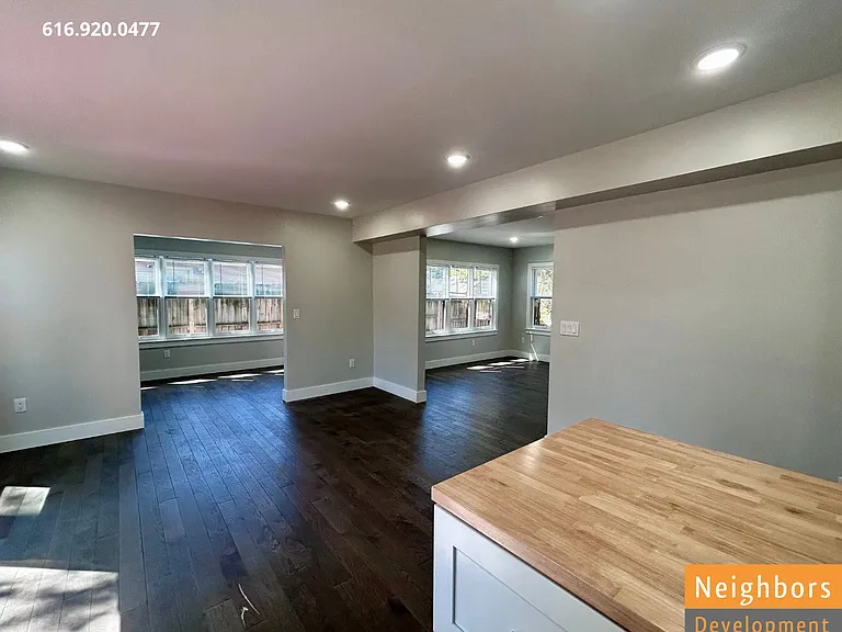 2390 Crestview Dr SW — Photo 3
