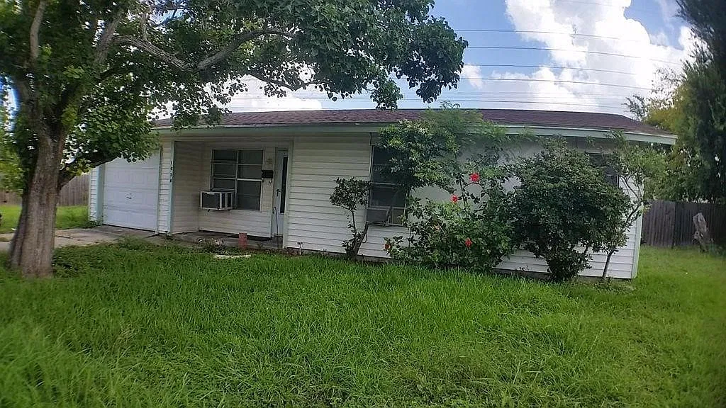 4 bed, 2.0 bath, 1132 sqft, $1,295 — Photo 1