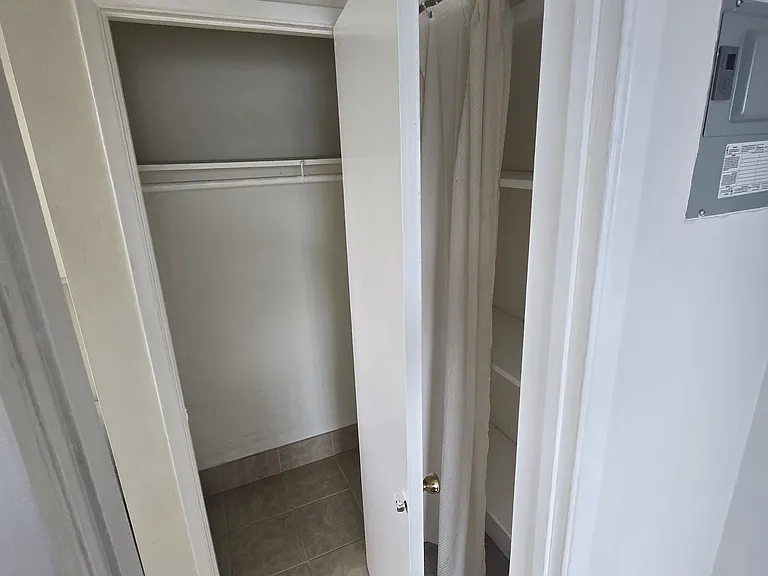 1818 W Victory Blvd #D — Photo 3