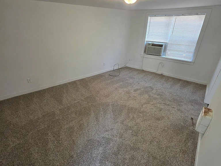 1008 Kavanaugh Blvd #4 — Photo 2