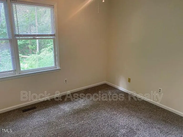 553 Darby Glen Ln — Photo 4