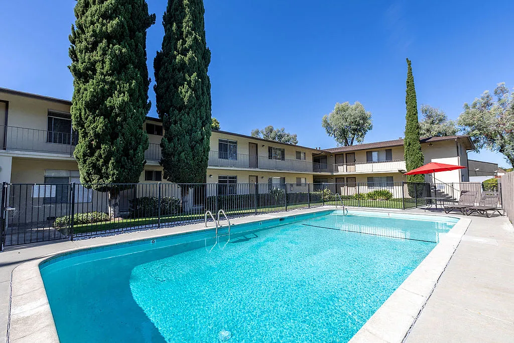 Bernardo Apartments — Photo 1