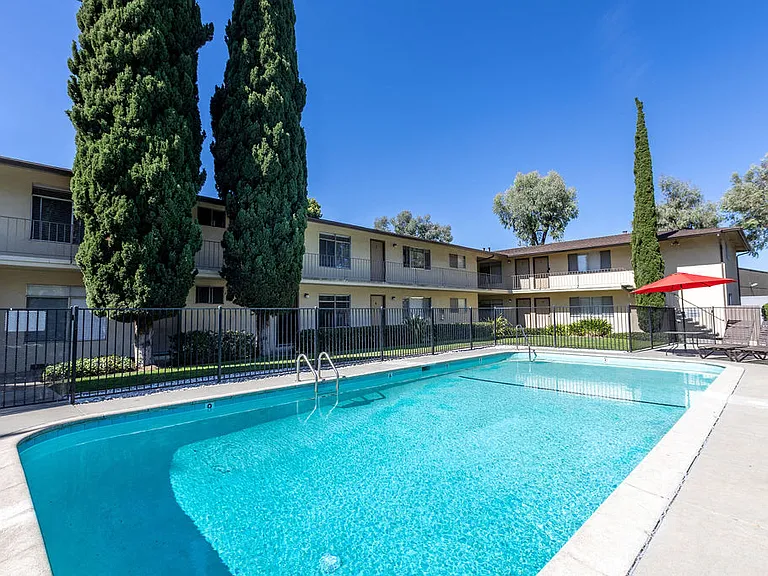 Bernardo Apartments — Photo 1