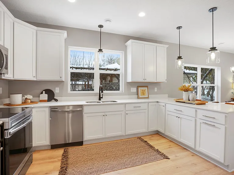 Available 07/01! New Build 4 bed 3 Bath in Hopkins! — Photo 9