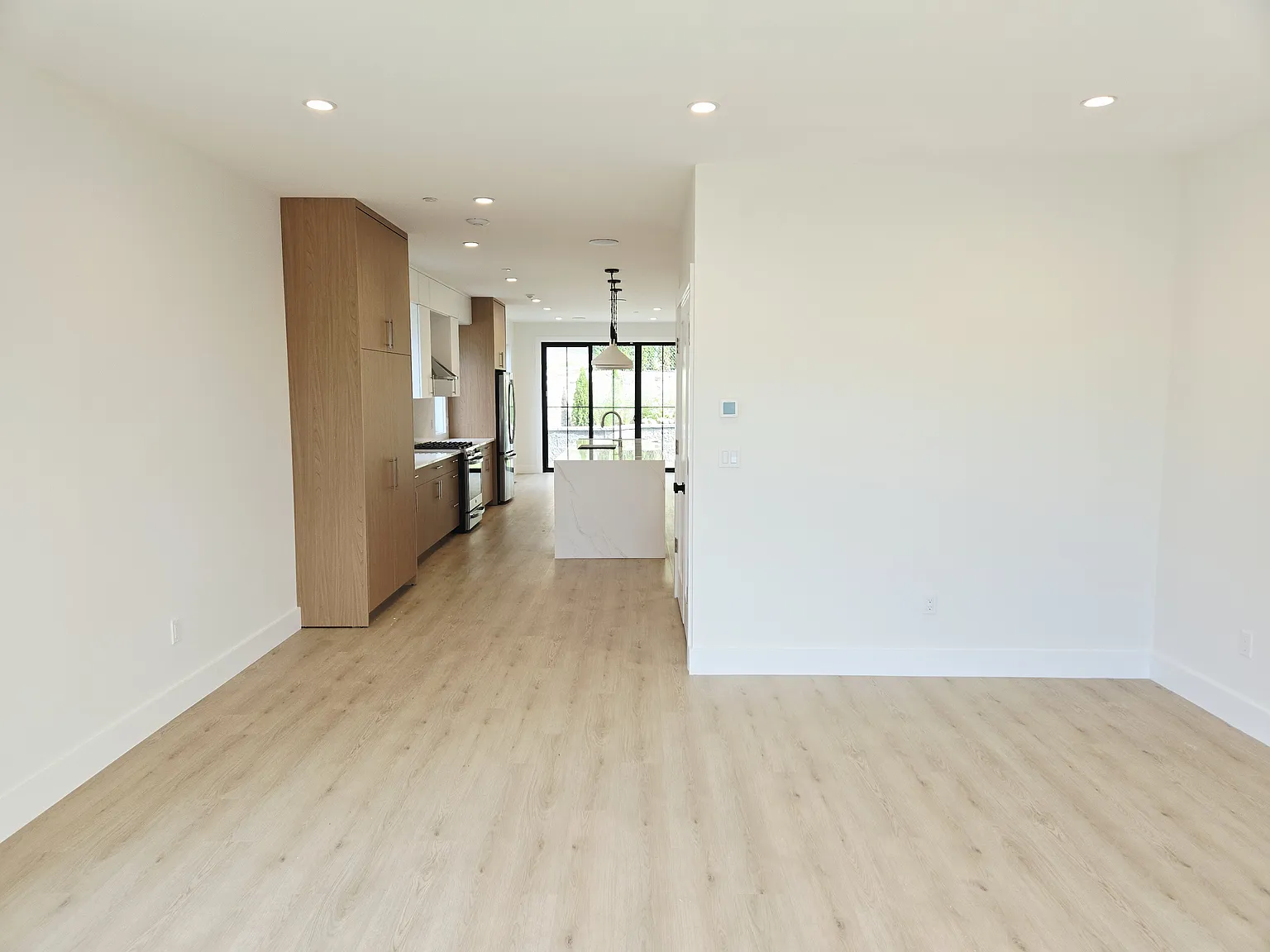 4 bed, 3.5 bath, 2550 sqft, $8,500 — Photo 3