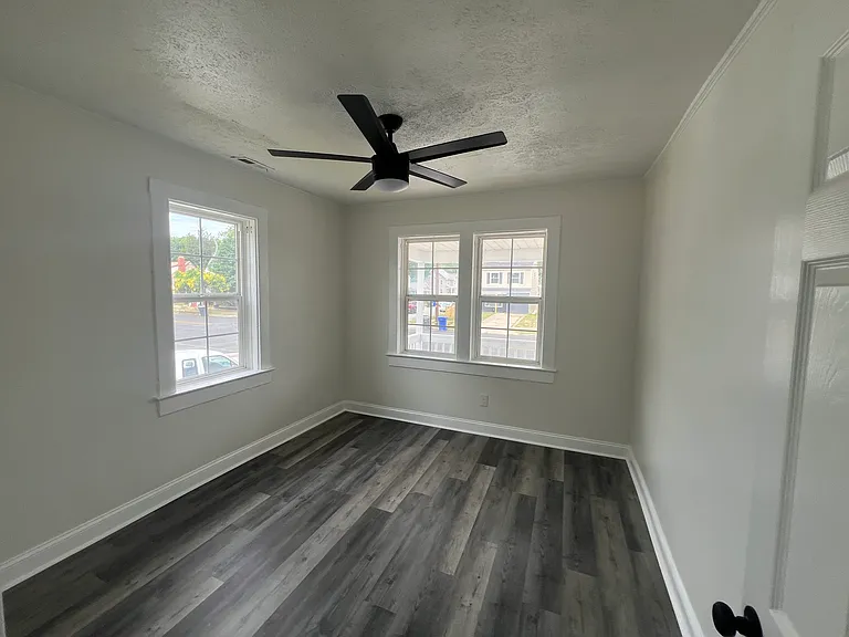 3115 Roanoke Ave — Photo 4