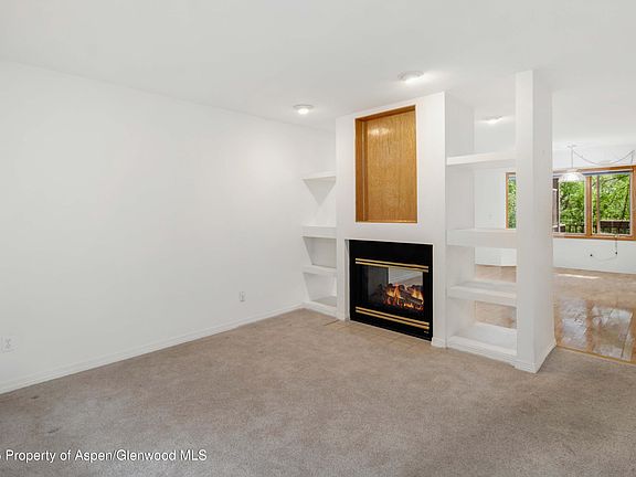 4th image of 1069 Park West Dr