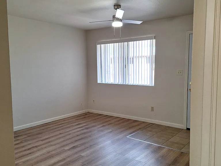 1410 E Mountain View Rd #4 — Photo 5