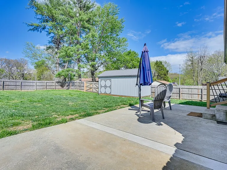 413 Caney Ln — Photo 24