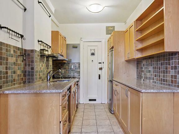 4th image of 116 Pinehurst Ave APT D5