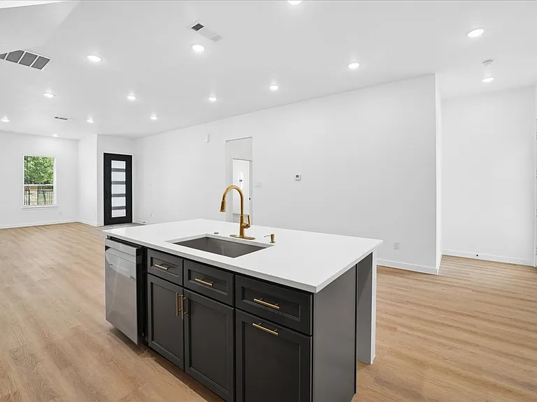 8924 Dunlap Dr — Photo 15