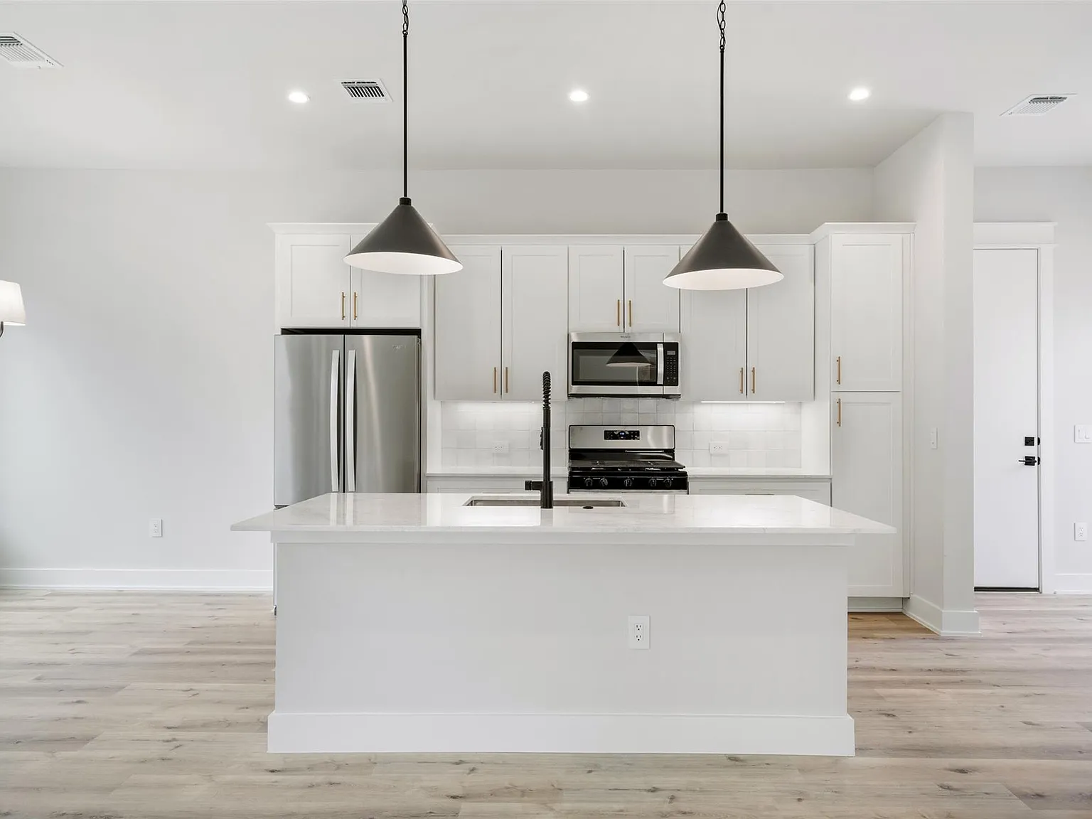 3 bed, 2.5 bath, 1511 sqft, $3,250 — Photo 2