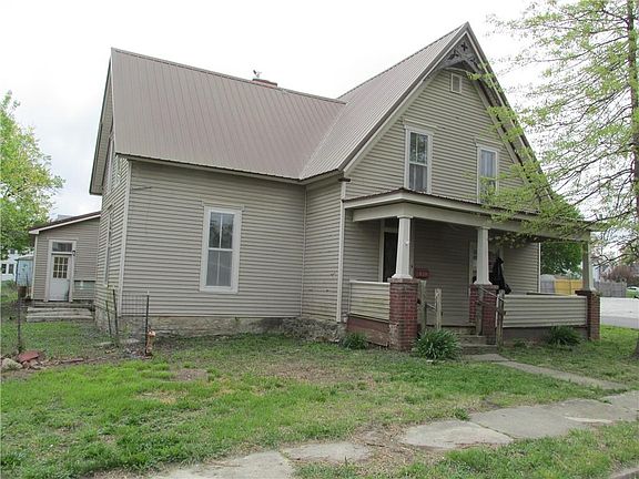 2nd image of 820 Custer St