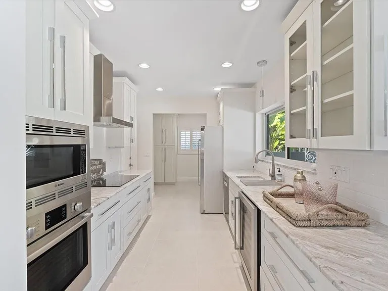 1635 Seabreeze Blvd — Photo 6
