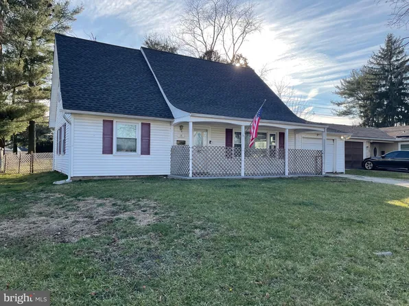 18 Holiday Ln, Willingboro, NJ 08046