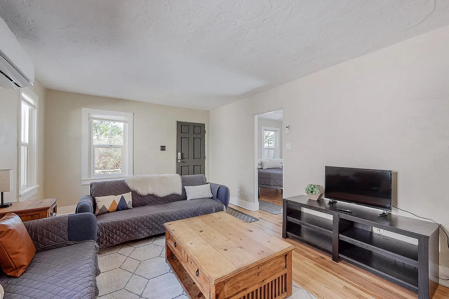 3 bed, 1300 sqft, $2,600 — Photo 3