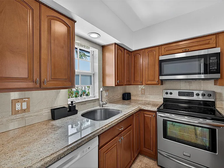 2708 NE 14th Street Cswy #2 — Photo 14