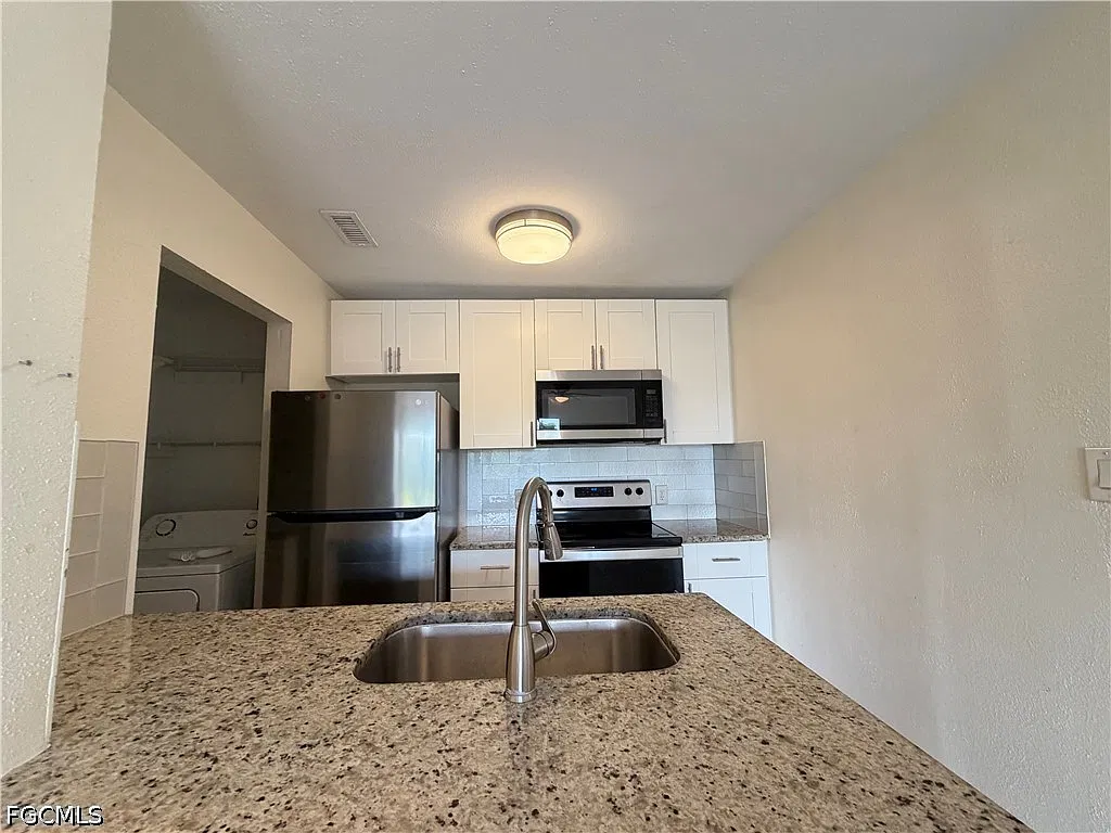 2929 Winkler Ave — Photo 3
