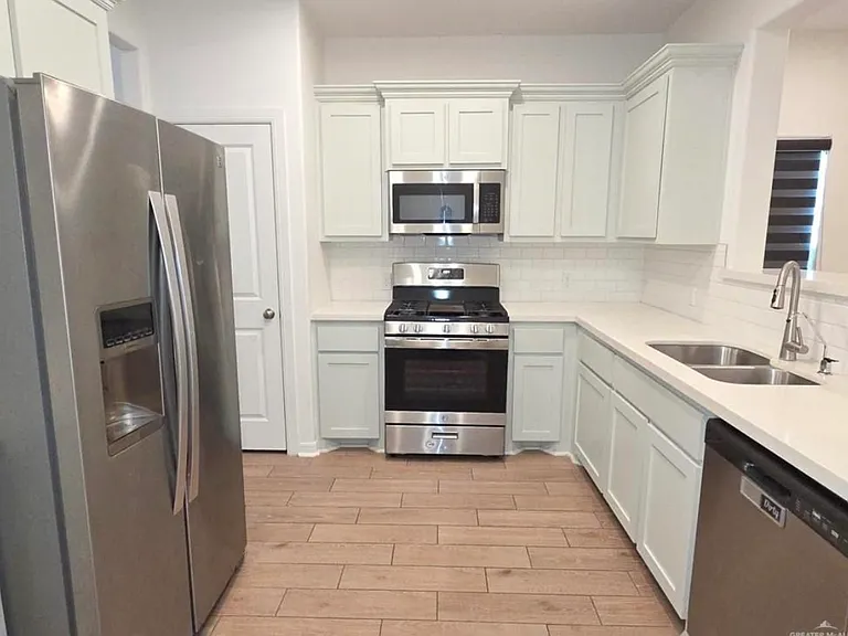 906 S Tecate Dr — Photo 2