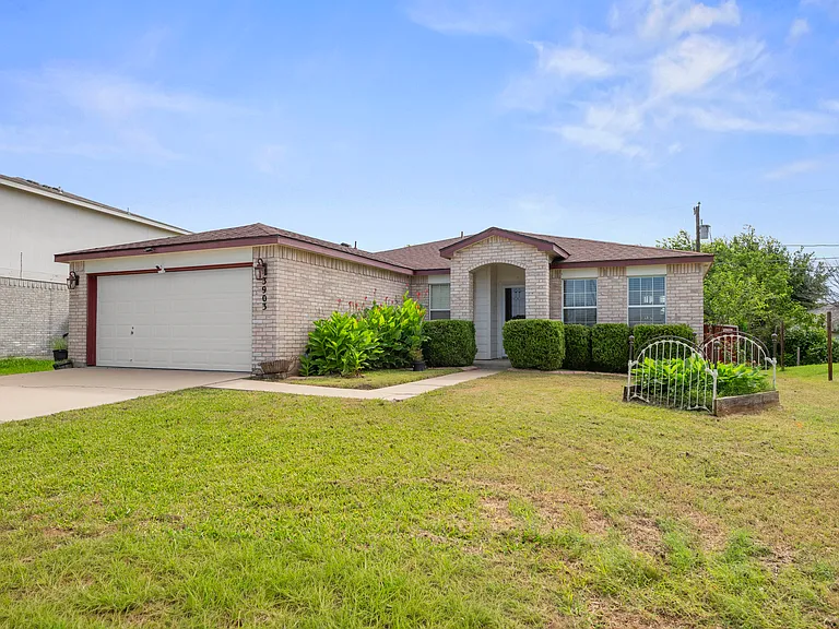 3903 Thunder Creek Dr — Photo 2