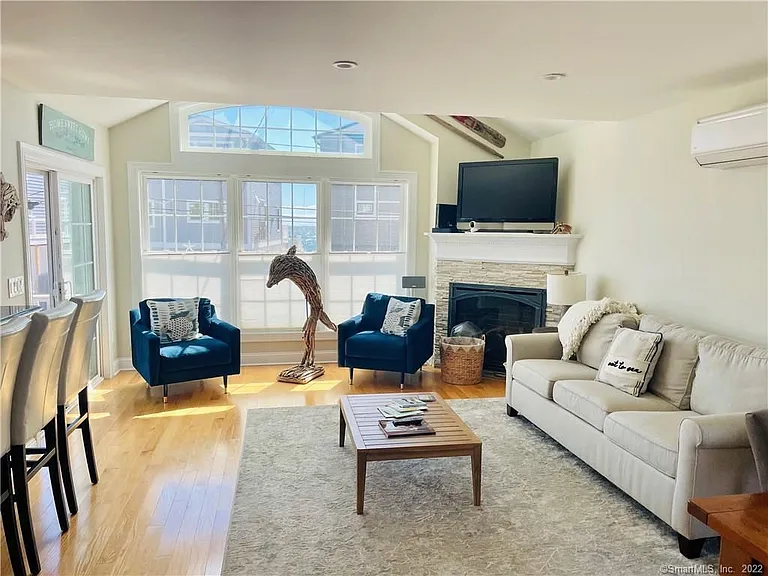 28 Beach Rd W — Photo 15