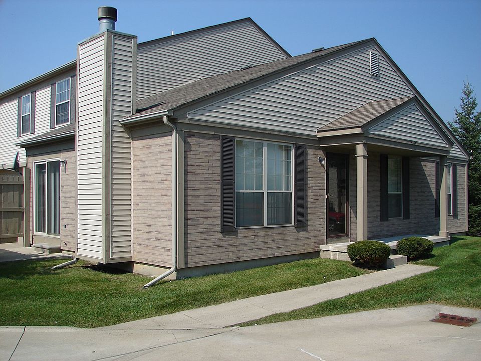 FRONT/VIEW OF SIDE PATIO