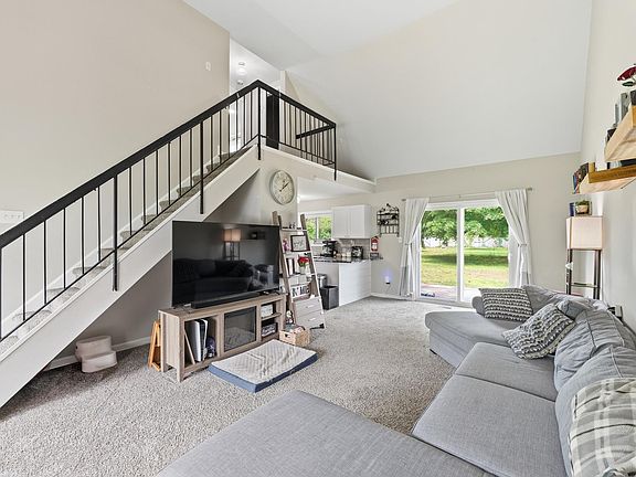 4th image of 30 Pershing Ln