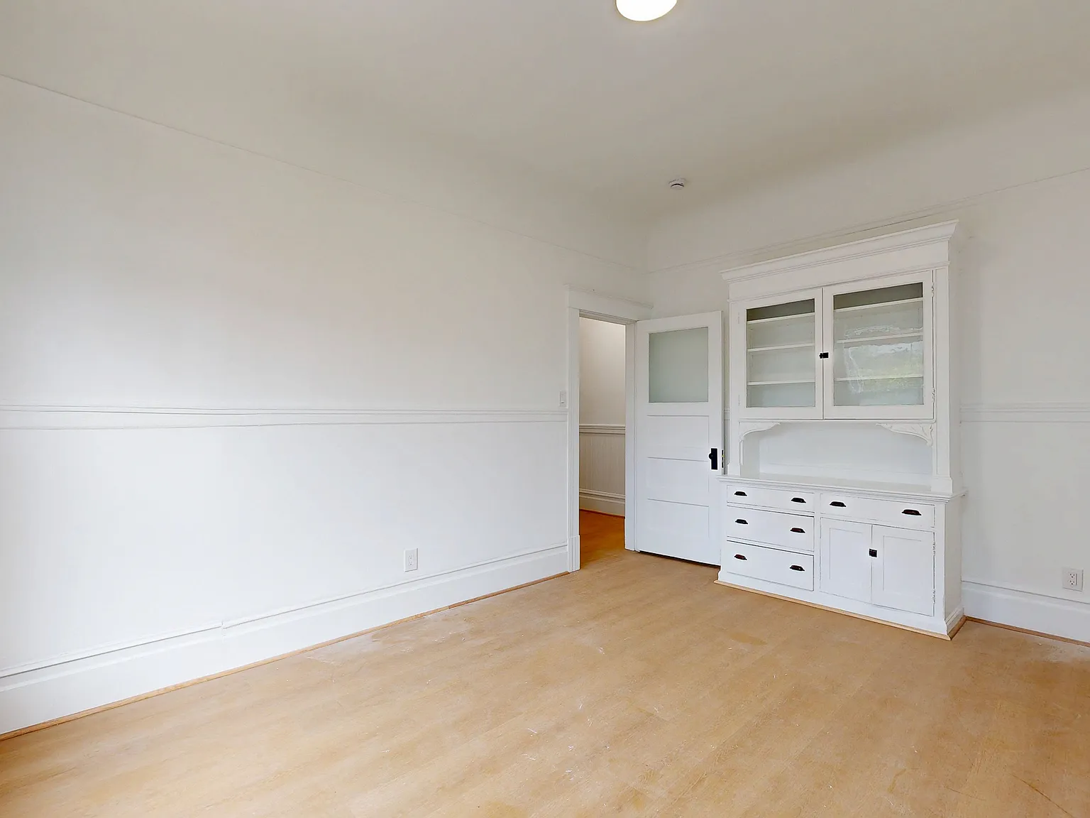 Spacious 3BR in North Beach | In-Unit Laundry | Pet Friendly — Photo 4