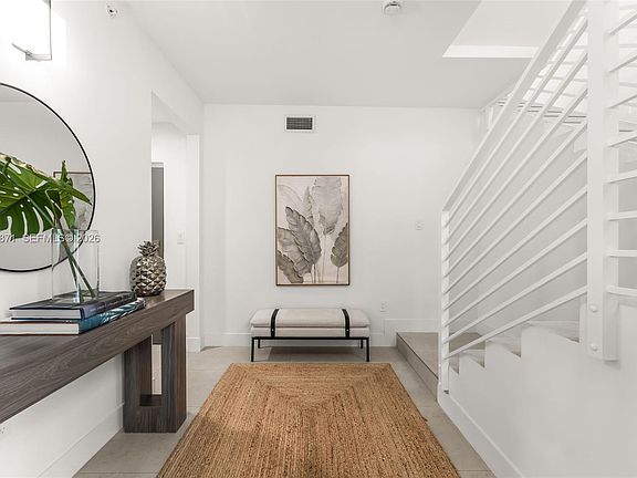 4th image of 721 SW 11th St #F