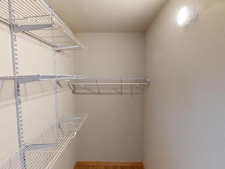 902 Drake St — Photo 50
