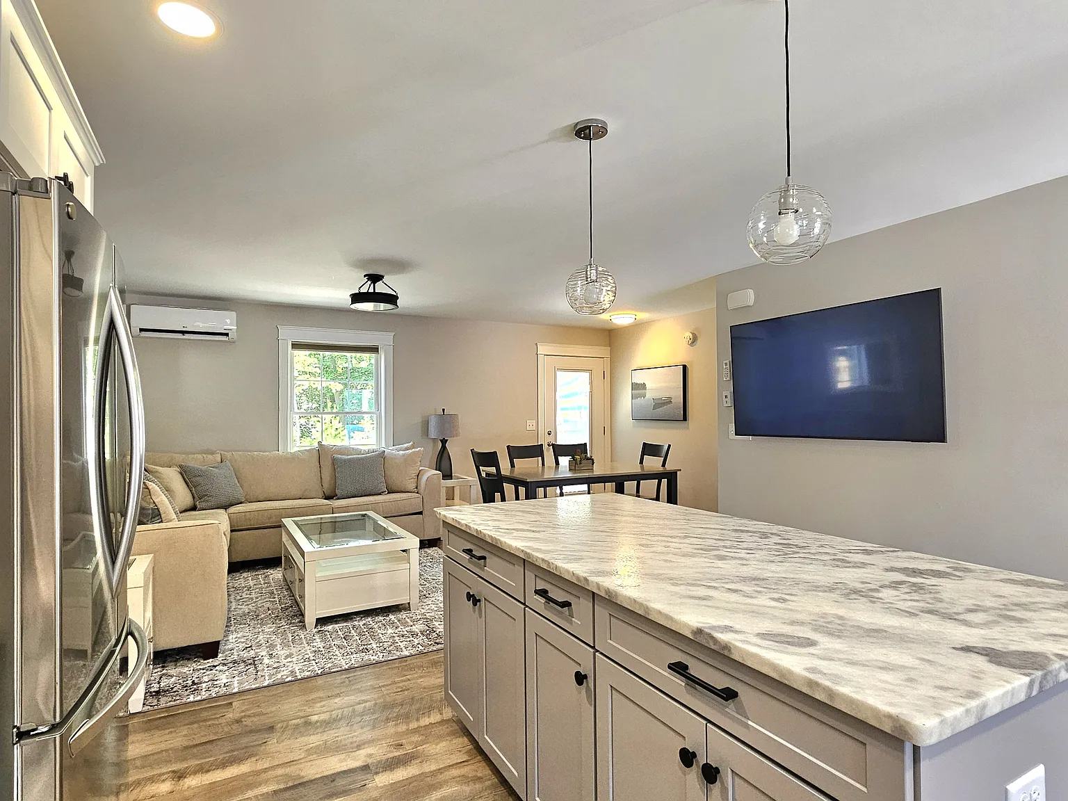 3 bed, 2.5 bath, 1900 sqft, $3,400 — Photo 3